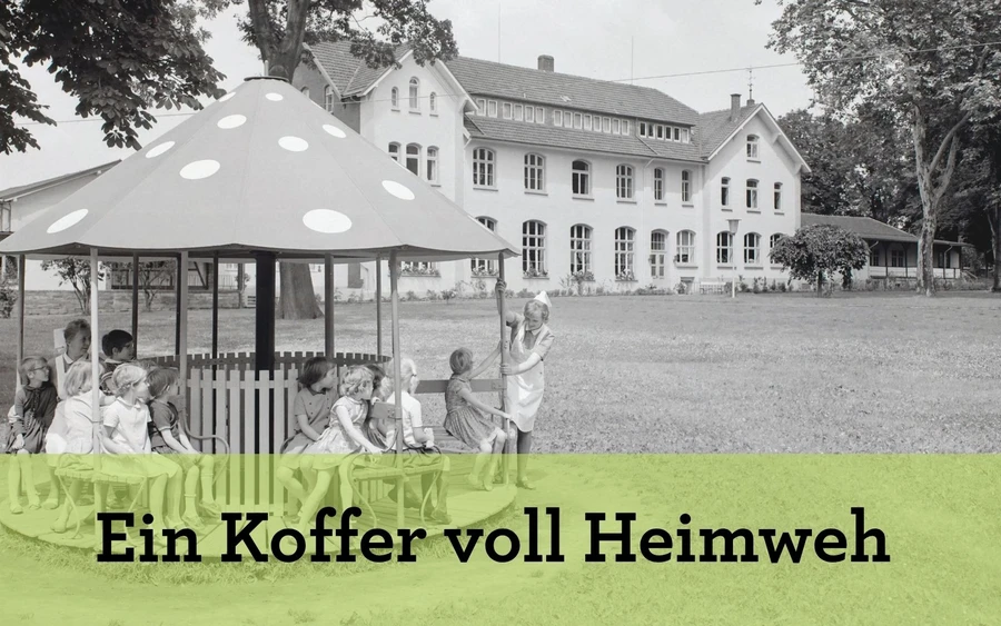 Ein Koffer voller Heimweh VERWEIS Titelbild "Ein Koffer voll Heimweh" Sonderausstellung; Kinder auf einem Karussell mit zwei Mitarneiterinnen vor dem Kinderkurheim Bad Sassendorf. Schwarz-weiß